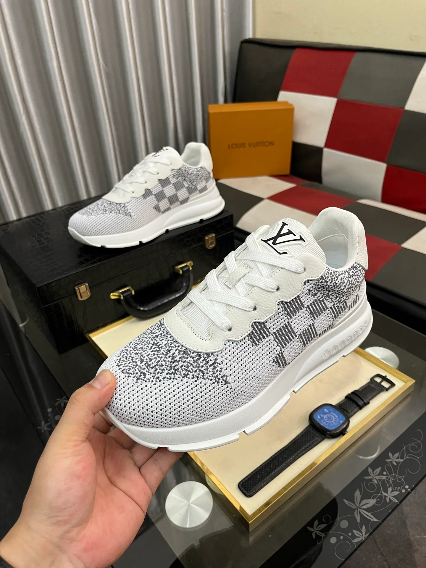Men's Men's Shoes 💰640⌚️⌚️LV TARINE Louis Vuitton L Family Donkey Brand Casual Sports Shoes Skateboard Shoes Original purchase, development and production This LV Trainer sneaker is made of cow leather to create a complex upper, which requires several hours of ingenious sewing to complete. Inkjet printing renders a unique retro effect, and the classic configuration is from the hands of Virgil Abloh, showing the inspiration of retro basketball shoes. Exquisite packaging at the delivery counter🛍📦 ▪️Fabrics: Original customized first-layer cowhide ▪️Inner lining: Original customized breathable mesh ▪️Outsole: Original molded two-color TPU combination outsole ▪️Size: 38-44
